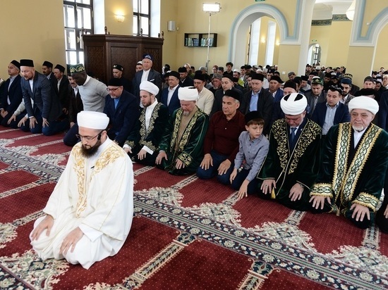 Президент Татарстана поздравил мусульман с Ураза-байрамом и участвовал в намазе