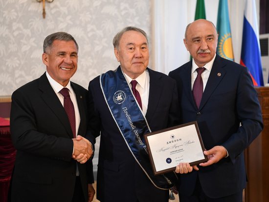 Президенту Казахстана Нурсултану Назарбаеву присвоили звание почетного доктора КФУ