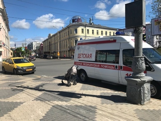 На женщину с коляской на пересечении улица Карла Либкнехта и Троицкого проспекта наехал водитель такси