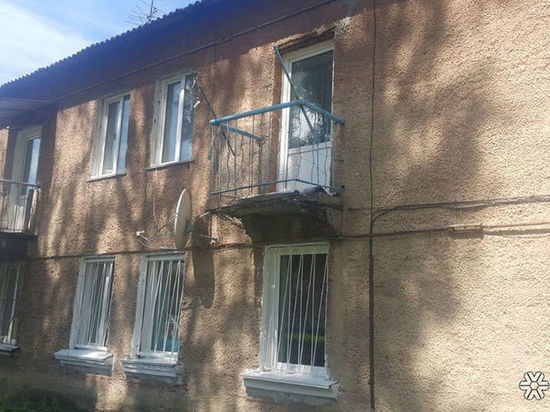 Кемеровчанин пожаловался на опасный аварийный балкон