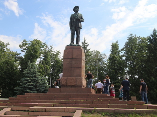 В Тамбовской области активно ведется реставрация памятника Мичурину