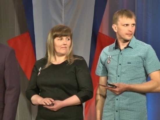 В Свердловской области наградили добровольцев, спасших двух заблудившихся в зимнем лесу детей 