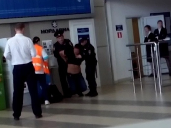 Пьяный москвич устроил дебош в аэропорту Архангельска