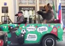 После победы российской сборной в первом матче ЧМ-2018 по московским улицам прокатили играющего на вувузеле медведя