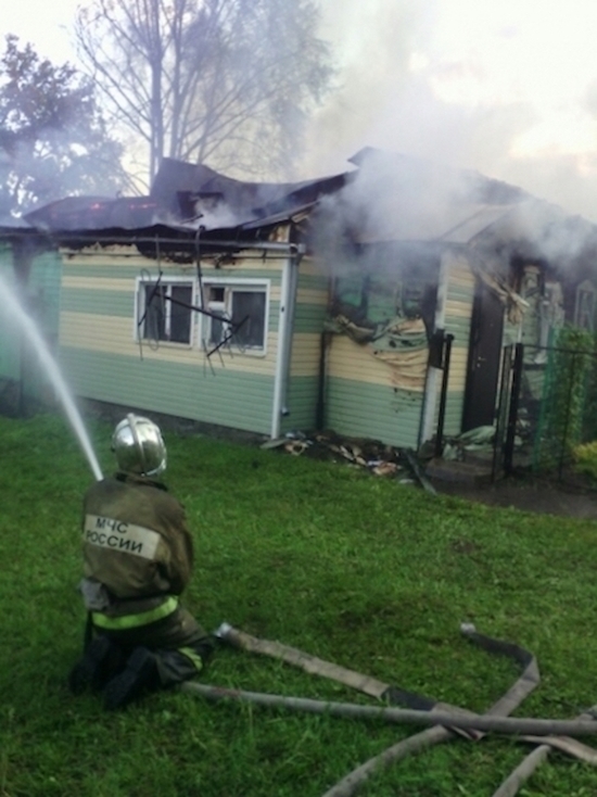 Масштабный пожар охватил дом и хозпостройки в Алексинском районе