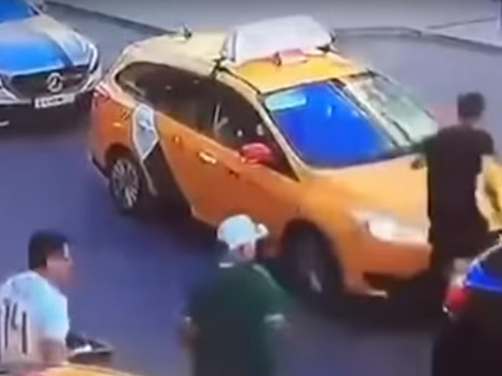 Наехавший на людей в Москве таксист был за рулем около двадцати часов