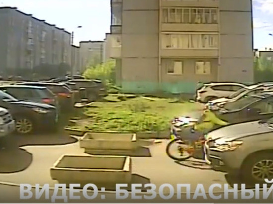 Понаставили: велосипедист помял одну из машин, заполонивших двор на Московском проспекте