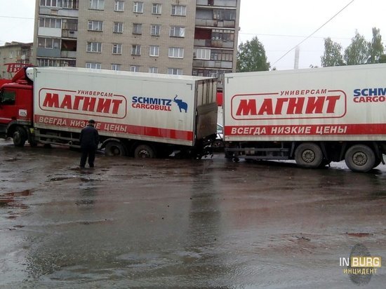 В Екатеринбурге под грузовиком провалился асфальт