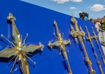 Золотые кресты, которые изготовили специалисты из Москвы, в этот понедельник установили на воссоздаваемом Соборе Казанской иконы Божией Матери