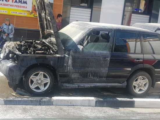 Сгорел автомобиль на ул. Оружейной в Туле.