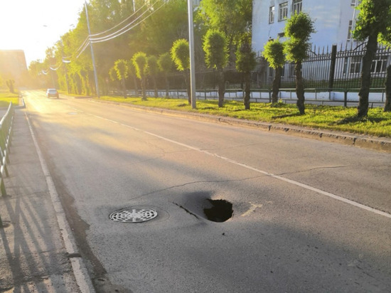 Новокузнечане предупредили о глубокой дыре на дороге в городе 
