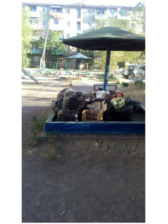 В Астрахани детская площадка стала свалкой