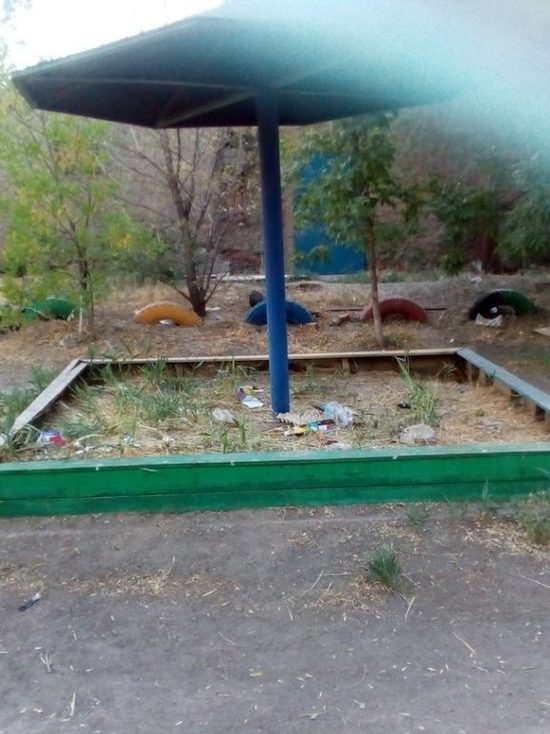 Детская площадка на С.Перовской избавилась от мусора 