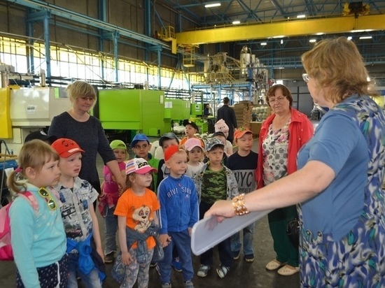 Детям в Тверской области показали, как собирают светильники