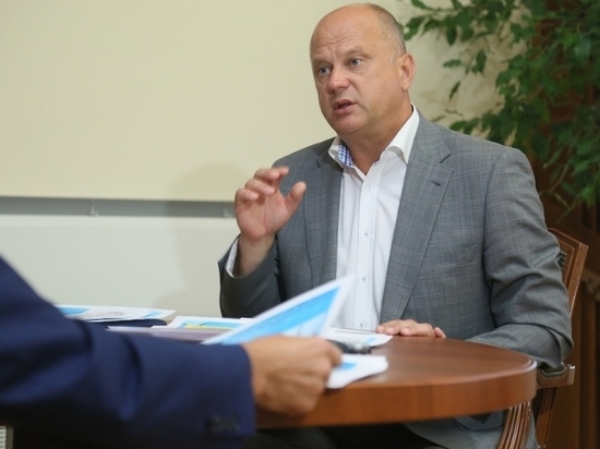 Олег Полумордвинов наградил астраханские учебные заведения грантами на благоустройство 