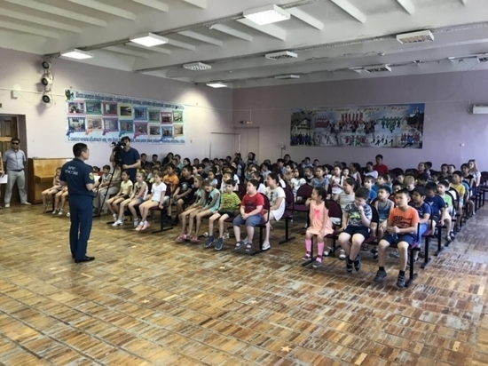 В Калмыкии пожарные дают советы школьникам 