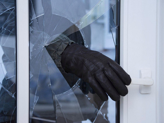 Житель Калмыкии разбил стекло и проник через окно в чужой дом