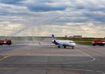 В соответствии с авиационной традицией, первый самолет, осуществляющий рейс по маршруту Батуми – Уфа - Батуми в уфимском аэропорту встретили водяной аркой