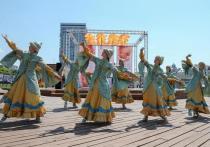 У театра кукол «Экият», где накануне свою работу начал Цветочный фестиваль-2018, стартует уже традиционный для Казани проект «Культурная среда»