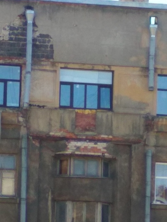 Балкон многоэтажки обрушился на Васильевском