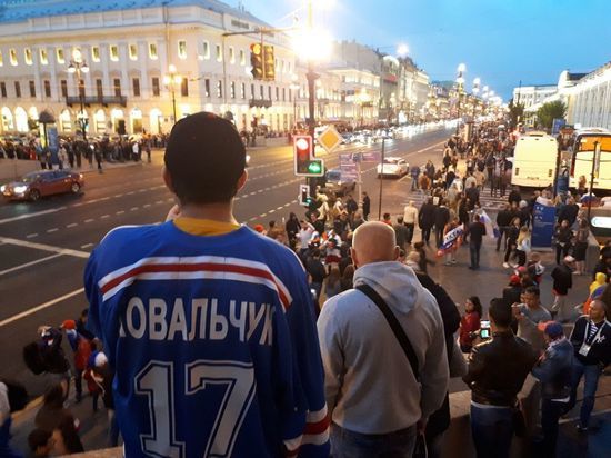 Флаги РФ на Невском продавали за тысячу рублей, и весь город пел «Катюшу»