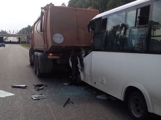 В Татарстане при столкновении микроавтобуса и мусоровоза пострадали шесть человек