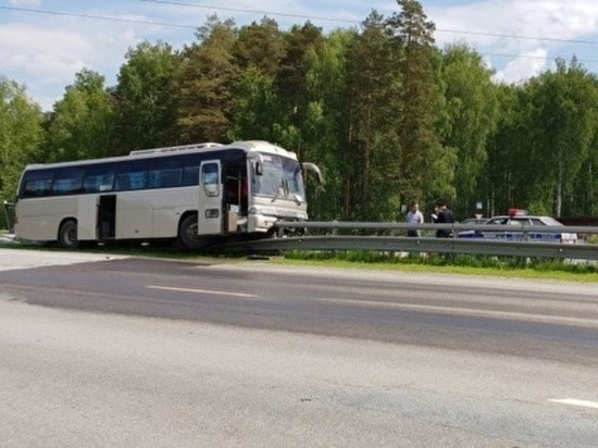 В Свердловской области пассажирский автобус повис на дорожном ограждении