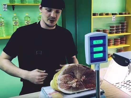 Воронежский мясник показал, как обвешивают покупателей с помощью пакета и скотча