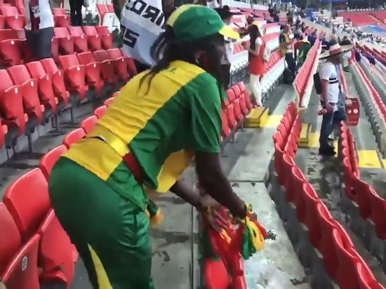 Сенегальские болельщики удивили всю Россию, убрав мусор со стадиона. Видео
