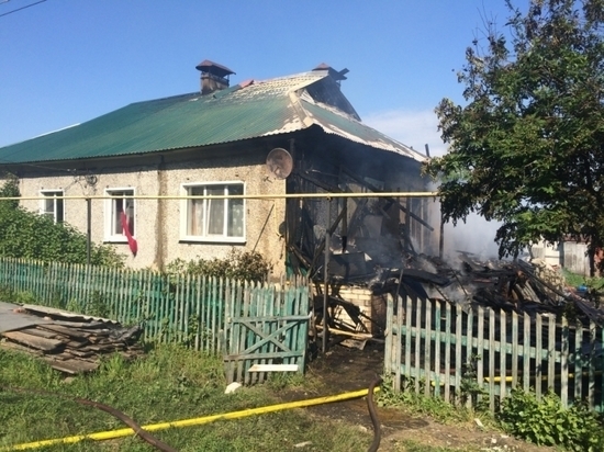 В Порецком горел жилой дом на две квартиры
