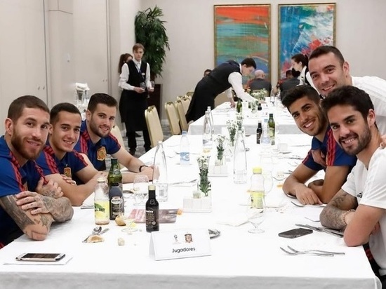 Защитник сборной Испании Серхио Рамос выложил фото за обедом в Казани