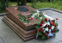 В ночь на четверг некие фашиствующие молодчики опять покусились на могилу легендарного "Пауля Зиберта" - советского разведчика, Героя Советского Союза Николая Кузнецова