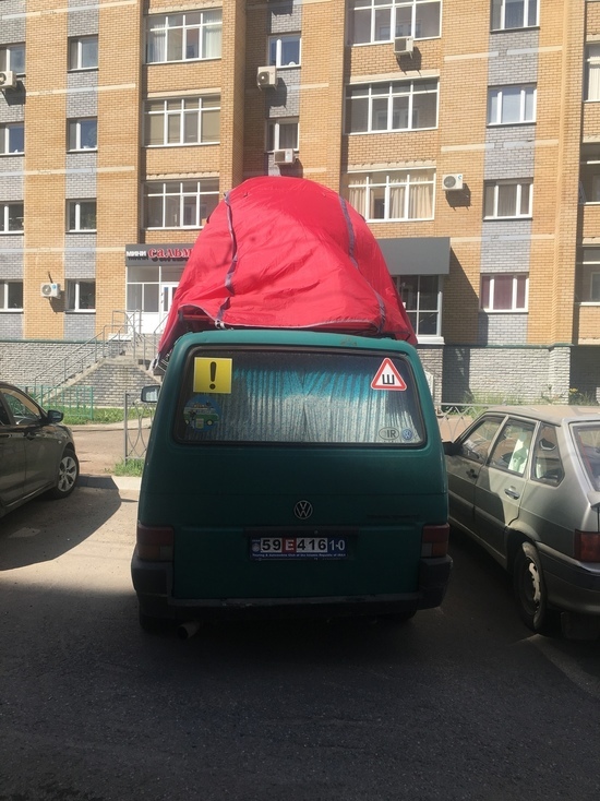 В Казани болельщики из Ирана ради экономии разбивают палатки прямо на крышах своих автомобилей