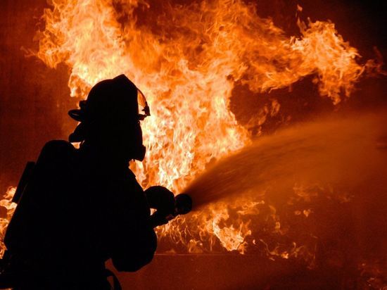 В Бугуруслане 36 человек тушили горящий склад