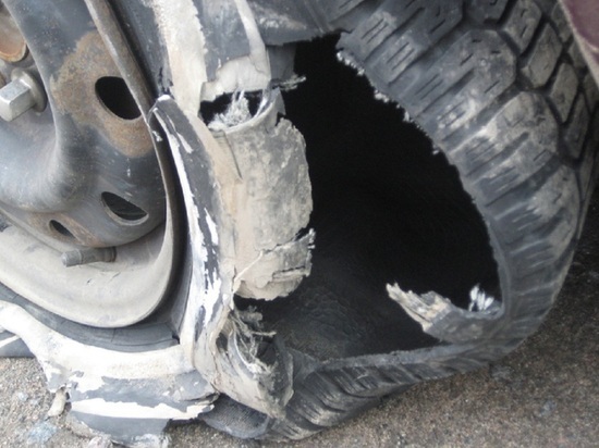 На трассе М8 у грузовика разорвало колесо