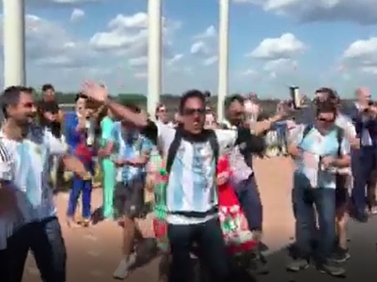 Аргентинские болельщики зажигательно станцевали на Нижневолжской набережной