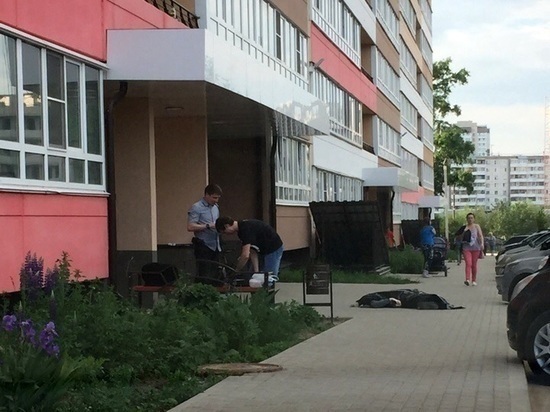 В Кирове установили личность мужчины, упавшего с балкона