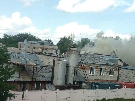 Пожар в здании хлебзавода в Барнауле локализовали пожарные