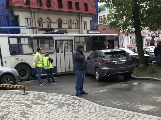 В Екатеринбурге из-за парковочного места произошла авария с участием троллейбуса