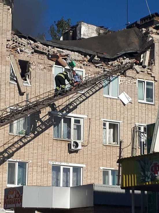 В Заинске из-под завалов в доме, где взорвался газ, пожарные извлекли женщину