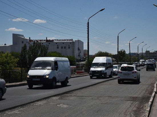 В Астрахани ремонтируют мост около Мясокомбината