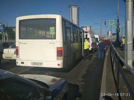 В Самаре столкнулись машина скорой помощи, маршрутка и автобус 