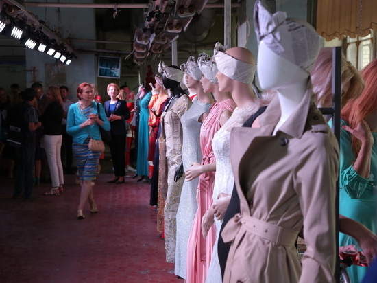 Экспозицию из платьев известных женщин представили в Нижнем Новгороде