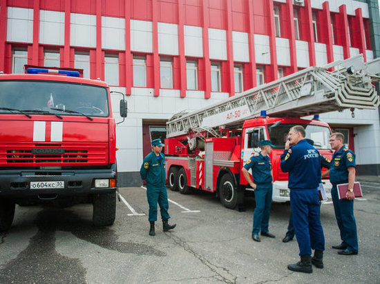 В центре Астрахани восемь пожарных тушили автомобиль