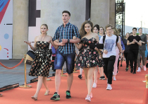 Ночь с субботы на воскресенье в Москве была жаркой во всех отношениях: помимо высокого градуса в атмосфере и бушующего мундиаля столицу сотрясли школьные выпускные балы