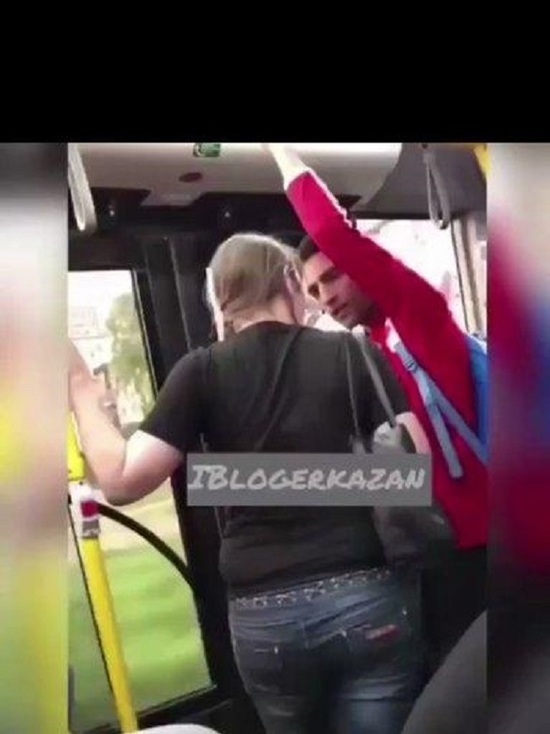 Девушка в Казани вытащила из автобуса симпатичного колумбийского болельщика