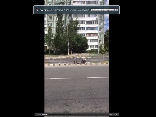 Бабули переползают дорогу в Обнинске под разделительным ограждением. Видео 