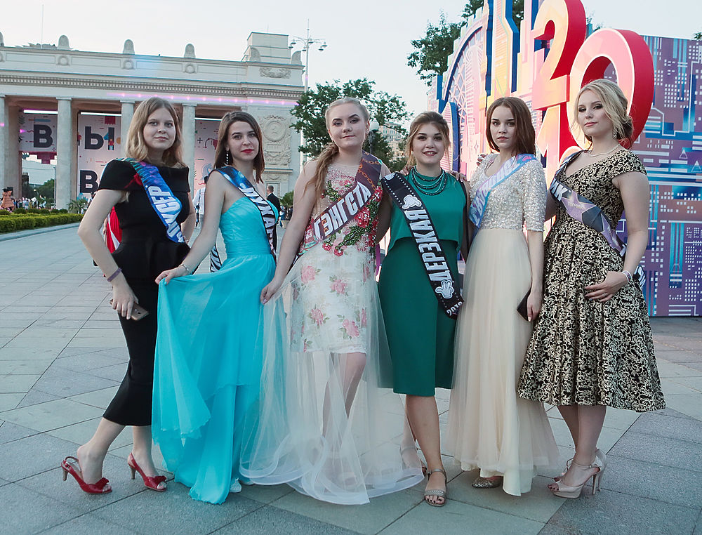 Самые красивые выпускницы 2018: платья и улыбки в Парке Горького