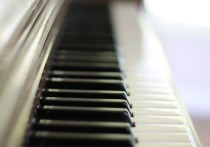 Если ребенок одновременно учится играть на фортепиано и осваивает иностранный язык, его шансы преуспеть во втором возрастают, заявили американские специалисты из Массачусетского технологического института