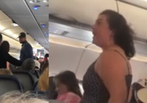 В соцсетях распространяется видео дебоша, который устроила женщина на борту лайнера одной из американских авиакомпаний